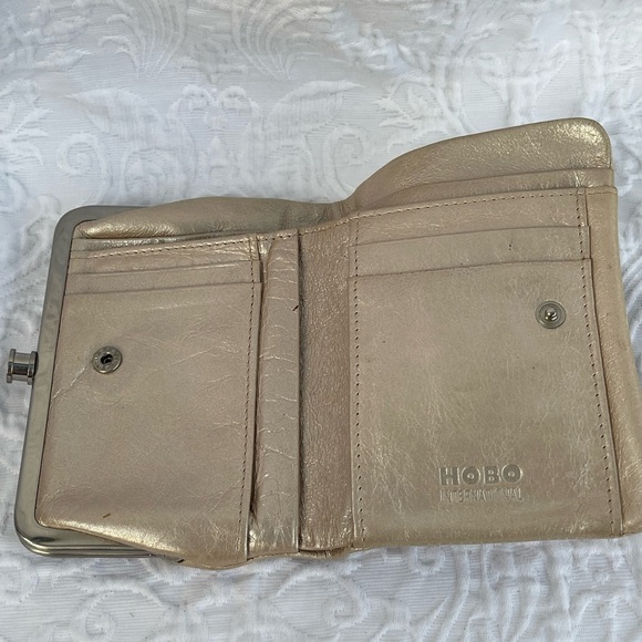 Hobo pearl shimmer leather wallet - Picture 3 of 7
